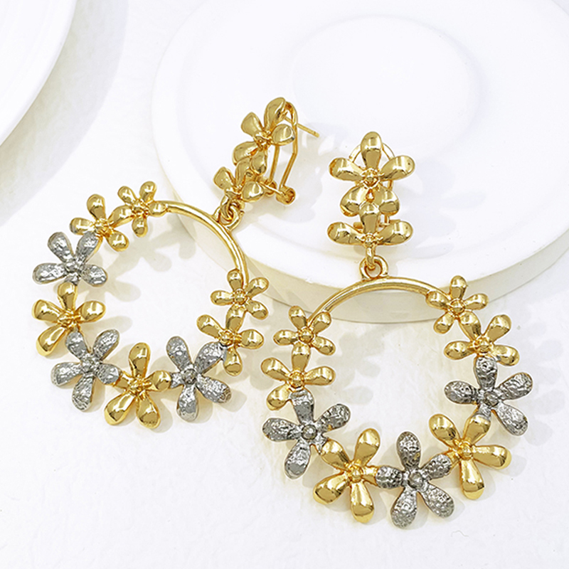 Women Accessories Dubai - Grandes boucles d'oreilles pendantes pour femmes,