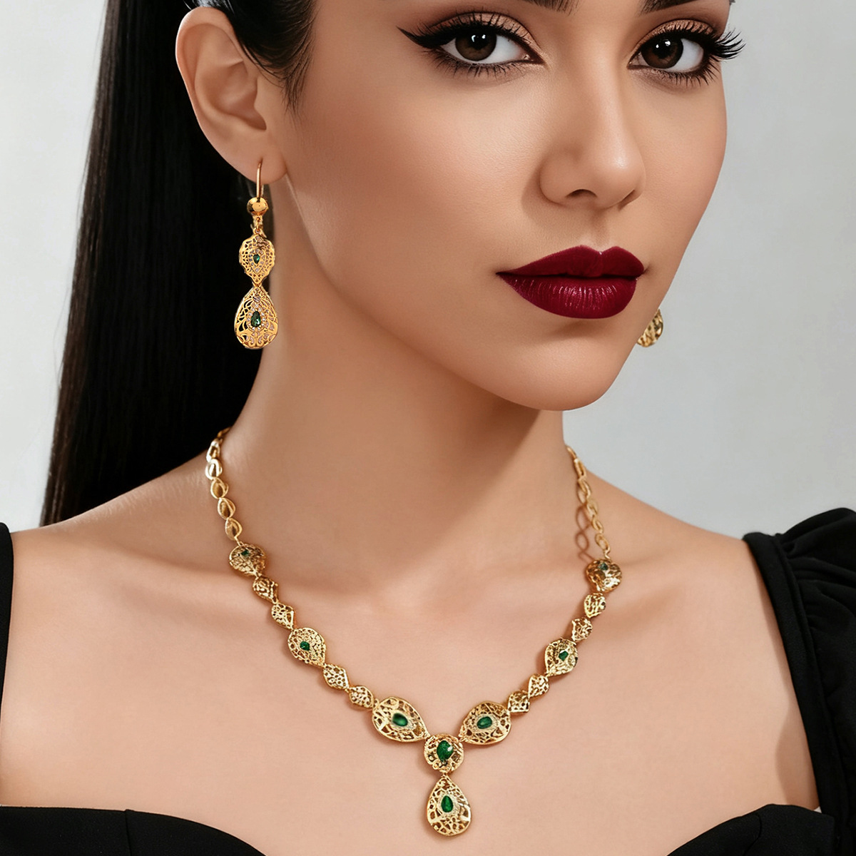 Women Accessories Dubai - Parure de bijoux en or 9999