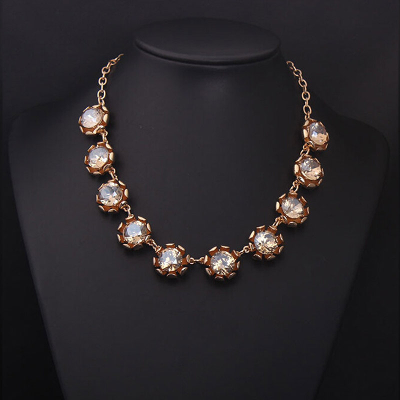 Women Accessories Dubai - Collier en cristal de luxe pour