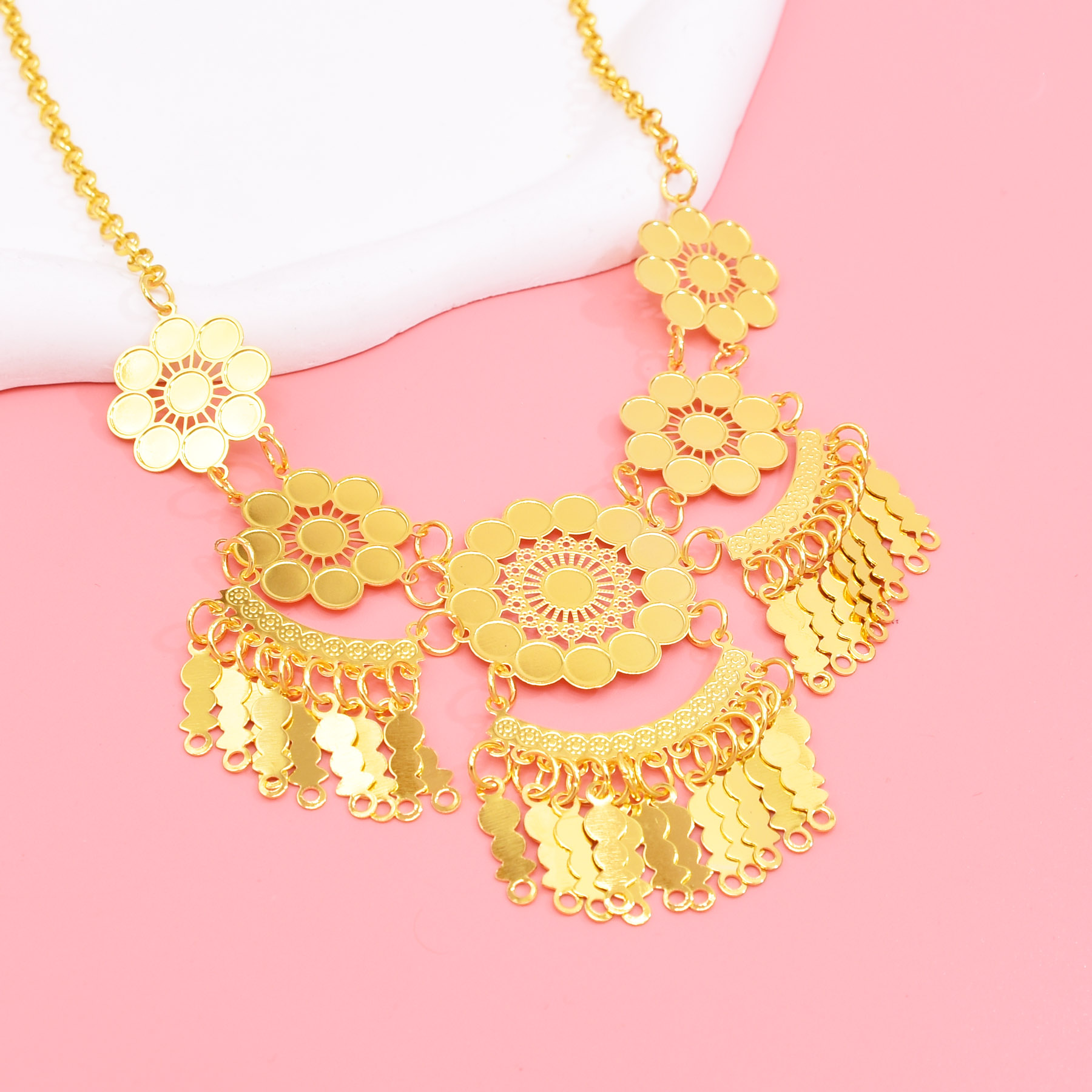 Collier de fleurs carrées creu - Women Accessories Dubai avis et prix